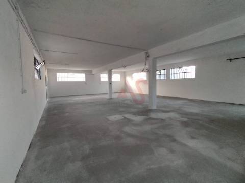 Armazém para arrendamento com 212 m2 em São João de Vizela