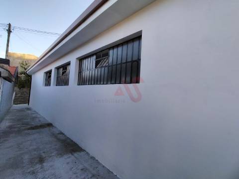 Armazém para arrendamento com 212 m2 em São João de Vizela