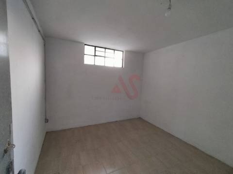 Armazém para arrendamento com 212 m2 em São João de Vizela