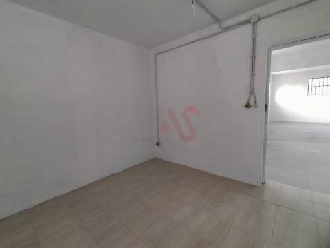 Armazém para arrendamento com 212 m2 em São João de Vizela