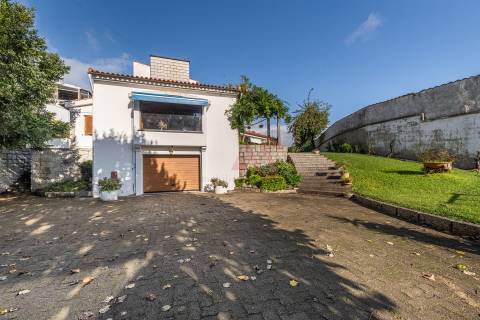 Moradia T5 de LUXO com Piscina e Jardim para Arrendamento no centro de Vizela