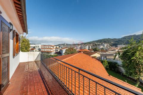 Moradia T5 de LUXO com Piscina e Jardim para Arrendamento no centro de Vizela