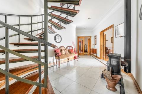 Moradia T5 de LUXO com Piscina e Jardim para Arrendamento no centro de Vizela