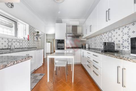 Moradia T5 de LUXO com Piscina e Jardim para Arrendamento no centro de Vizela