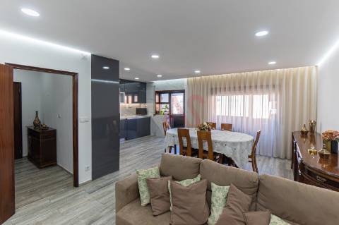 Apartamento T3+1 renovado no Centro de Felgueiras