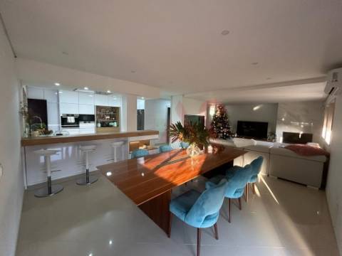 Moradia T4 no centro de Lousada