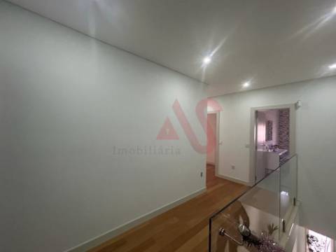 Moradia T4 no centro de Lousada