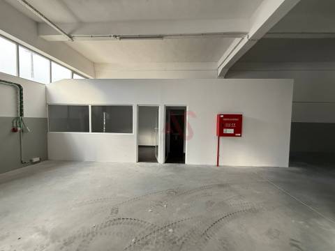 Pavilhão Industrial com 1.019 m2 Fermentões, Guimarães