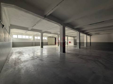 Pavilhão Industrial com 1.019 m2 Fermentões, Guimarães