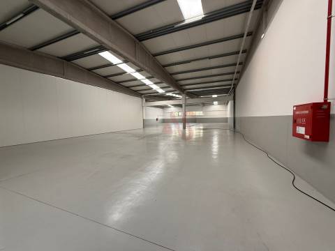 Pavilhão Industrial para arrendamento com 1.080 m2 Fermentões, Guimarães