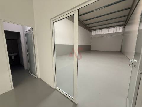 Pavilhão Industrial para arrendamento com 1.080 m2 Fermentões, Guimarães