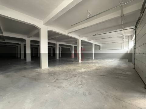 Pavilhão Industrial para arrendamento com 1.021 m2 Fermentões, Guimarães