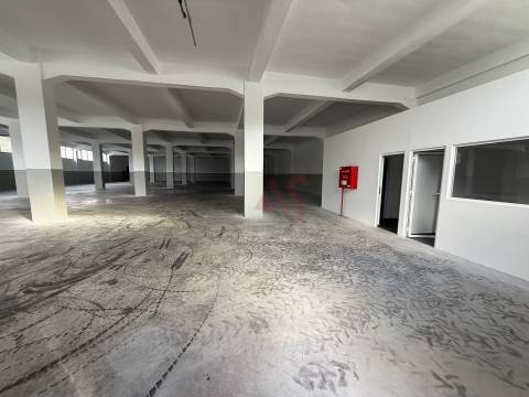 Pavilhão Industrial para arrendamento com 1.021 m2 Fermentões, Guimarães