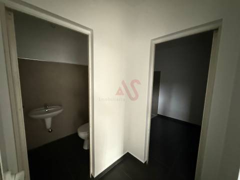 Pavilhão Industrial para arrendamento com 1.019 m2 Fermentões, Guimarães