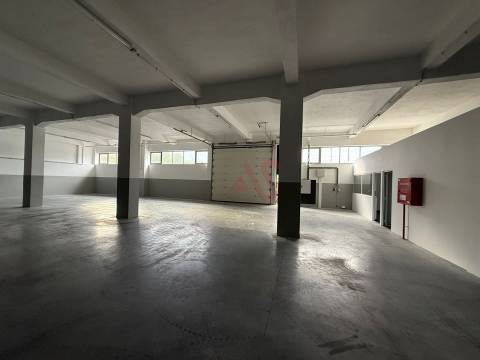 Pavilhão Industrial para arrendamento com 1.019 m2 Fermentões, Guimarães