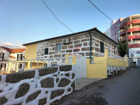 Moradia T2 em fase de remodelação em Riba de Ave, Vila Nova de Famalicão