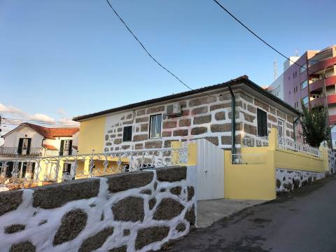 Moradia T2 em fase de remodelação em Riba de Ave, Vila Nova de Famalicão