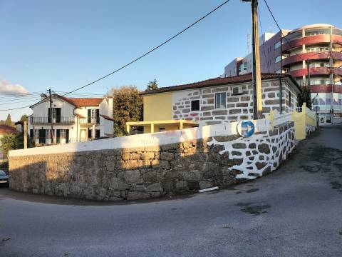 Moradia T2 em fase de remodelação em Riba de Ave, Vila Nova de Famalicão