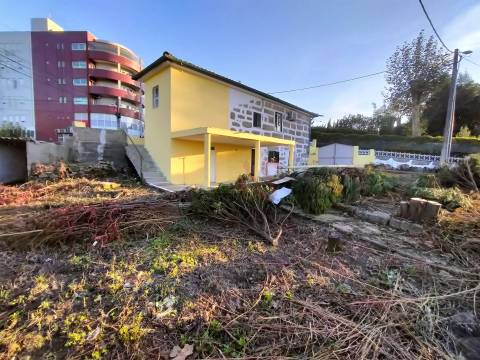 Moradia T2 em fase de remodelação em Riba de Ave, Vila Nova de Famalicão