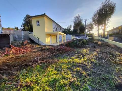 Moradia T2 em fase de remodelação em Riba de Ave, Vila Nova de Famalicão