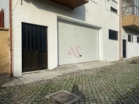 Armazém para arrendamento com 258 m2 a 2 minutos do Centro de Lousada