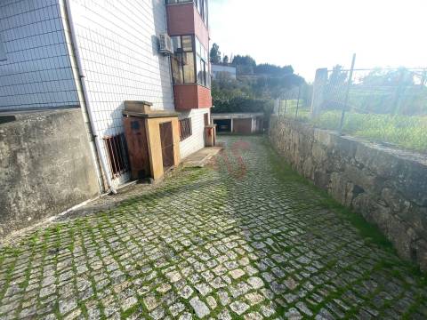 Armazém para arrendamento com 258 m2 a 2 minutos do Centro de Lousada