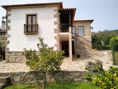 Casa do Loureiro em Paradança, Mondim de Basto