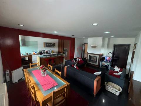 Edifício para Comércio e Habitação em Vila Cova da Lixa, Felgueiras