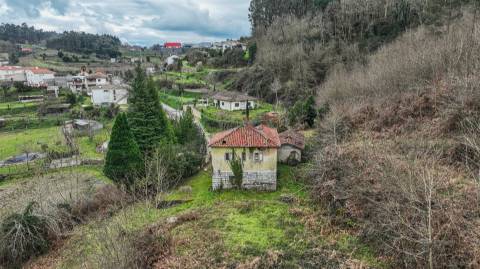 Moradia para Restauro com Terreno com 3.512 m² em Pombeiro de Ribavizela, Felgueiras