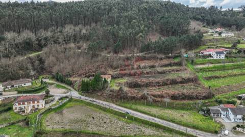 Moradia para Restauro com Terreno com 3.512 m² em Pombeiro de Ribavizela, Felgueiras