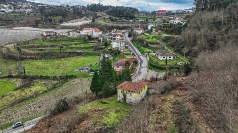 Moradia para Restauro com Terreno com 3.512 m² em Pombeiro de Ribavizela, Felgueiras