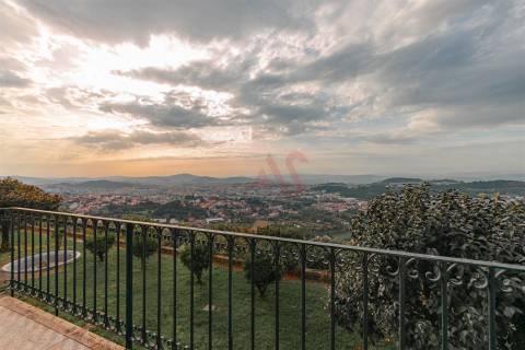 Exclusiva Propriedade Histórica na Encosta do Bom Jesus – Braga