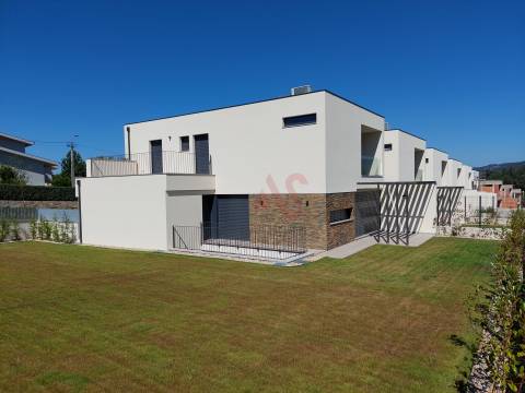 Moradia de Gaveto com 3 Suítes em Palmeira, Braga