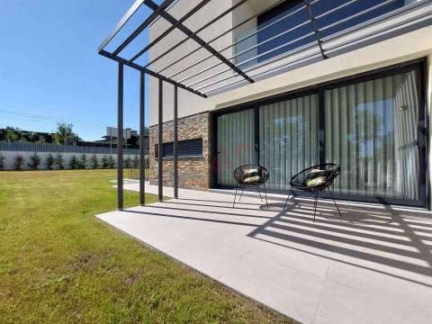 Moradia de Gaveto com 3 Suítes em Palmeira, Braga