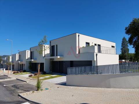 Moradia de Gaveto com 3 Suítes em Palmeira, Braga