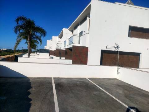 Moradia em banda T2+1, inserida em condomínio fechado em Albufeira