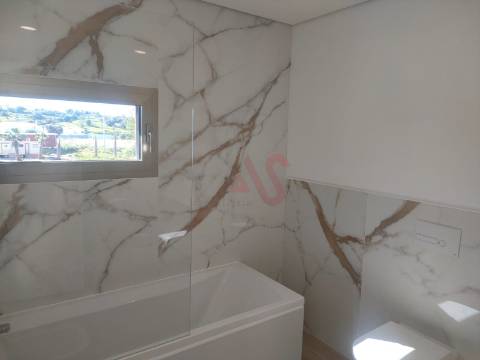 Moradia em banda T2+1, inserida em condomínio fechado em Albufeira