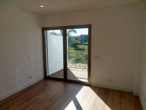 Moradia em banda T2+1, inserida em condomínio fechado em Albufeira