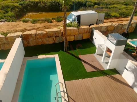 Moradia em banda T2+1, inserida em condomínio fechado em Albufeira