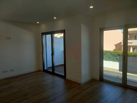 Moradia em banda T2+1, inserida em condomínio fechado em Albufeira