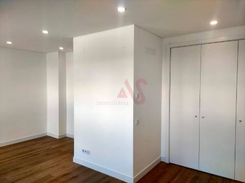 Moradia em banda T2+1, inserida em condomínio fechado em Albufeira