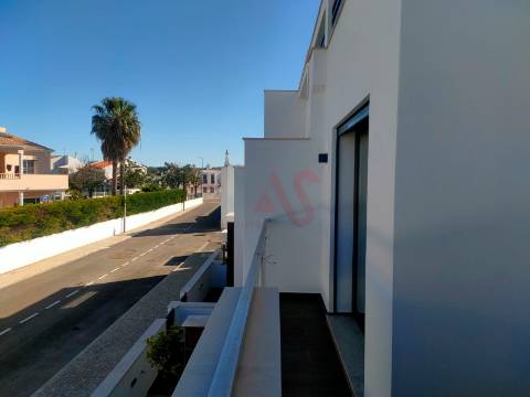Moradia em banda T2+1, inserida em condomínio fechado em Albufeira