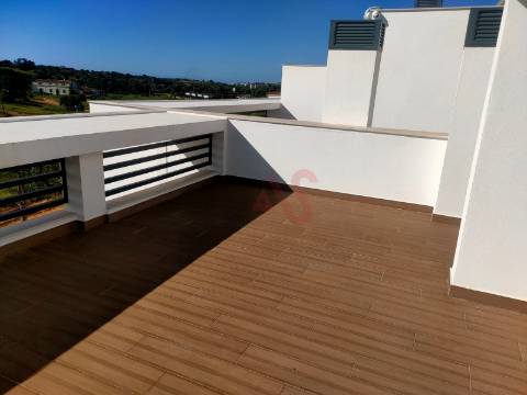 Moradia em banda T2+1, inserida em condomínio fechado em Albufeira