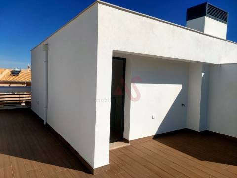 Moradia em banda T2+1, inserida em condomínio fechado em Albufeira