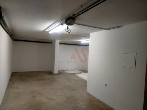 Moradia em banda T2+1, inserida em condomínio fechado em Albufeira