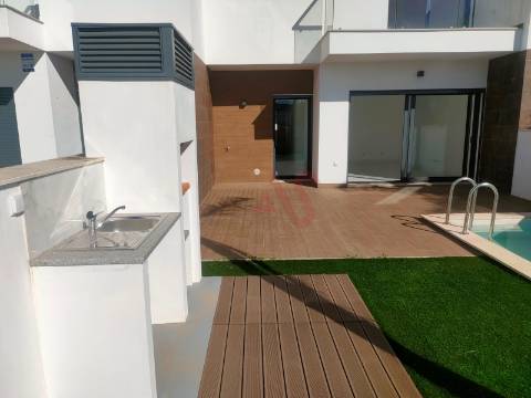 Moradia em banda T2+1, inserida em condomínio fechado em Albufeira