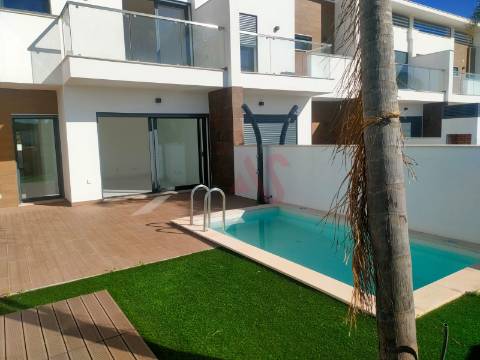 Moradia em banda T2+1, inserida em condomínio fechado em Albufeira