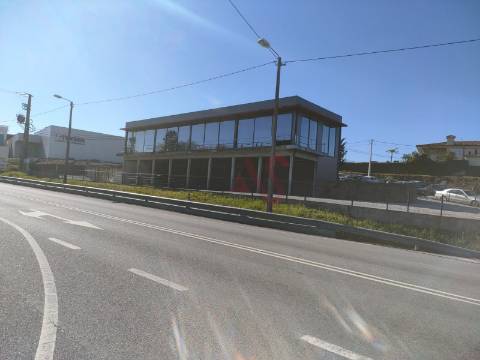 Armazém para comércio e serviços em Serzedelo, Guimarães