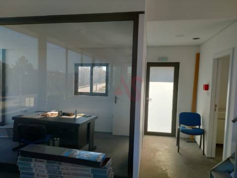 Armazém para comércio e serviços em Serzedelo, Guimarães