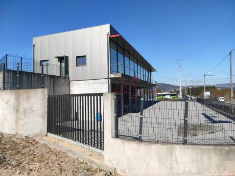 Armazém para comércio e serviços em Serzedelo, Guimarães